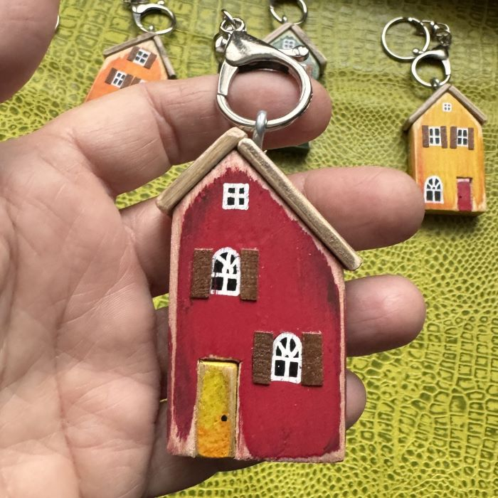 Brelok do Kluczy Domek Drewniany Czerwony