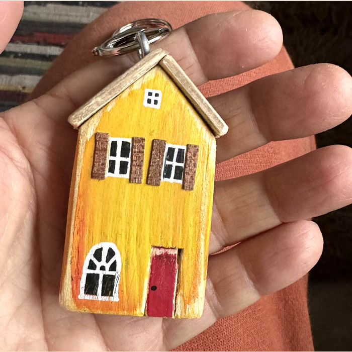 o Kluczy Domek Drewniany Żółty Rustykalny